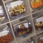 Plastikschalen mit natürlichen Snacks
