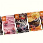 verschiedene Bio-Früchte in Schokolade