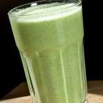 Glas mit grünesm Bio-Smoothie