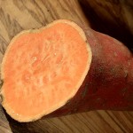 Orangefarbener Anschnitt einer Süßkartoffel