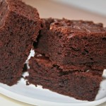 drei Brownies serviert