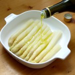 Olovenöl über Spargel träufeln