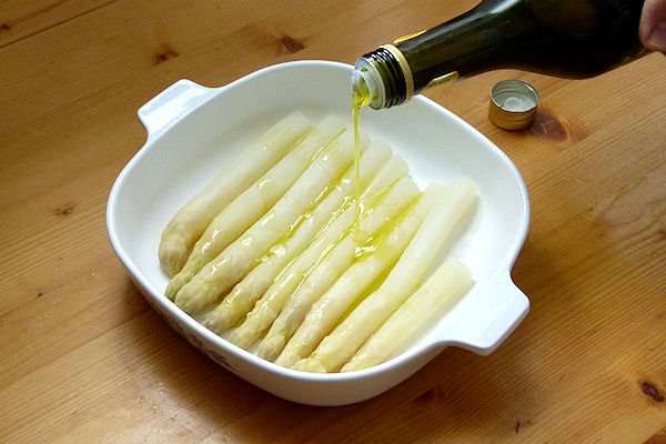 Olovenöl über Spargel träufeln