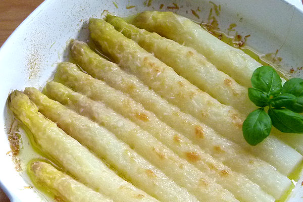 Spargel überbacken in Porzellanform