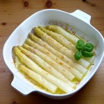 Porzellanform mit überbackenem Spargel