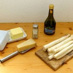 Tisch mit Spargel, Parmesan, Butter, Olivenöl