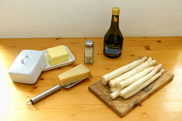 Tisch mit Spargel, Parmesan, Butter, Olivenöl