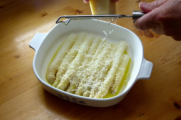 Feuerfeste Form mit Spargel und Käse