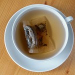 Weiße Tasse mit schwarzem Tee