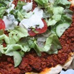 vegane türkische Pizza auf dem Backblech