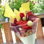 Bio-Eisbecher mit Früchten und Schokoblättchen dekoriert