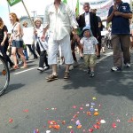 Bunte Blumen und bunte Menschen auf der Straße