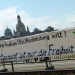 Großes Plakat vor historischem Dresden-Panorama
