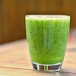 ein Glas mit einem grünen Smoothie