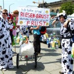 Kuh und Huhn gegen Massentierhaltung