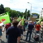 Bunte Fahnen und Plakate mit Inhalt