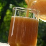 Frisch gepresster Apfelsaft im Glas