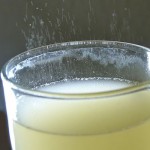 sprudelnde, zitronengelbe Bio-Limo im Glas