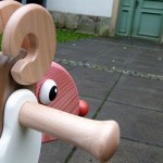 Rutschtier Horst vor einem Haus