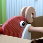 Widder Horst blickt aus Karton