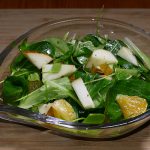 Feldsalat mit Obst der Saison