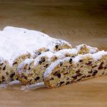 in Scheiben geschnittener Christstollen