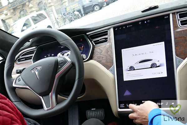 Tesla S mit großem Display