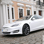 Tesla S weiss