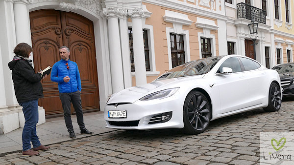 Tesla S weiss vor Taschenbergpalais