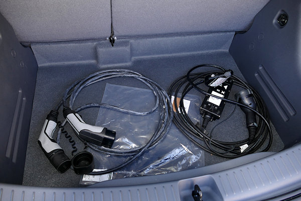 Zwei Ladekabel für den Ampera-e