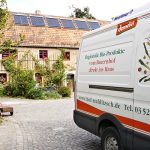 Hof mit Lieferauto
