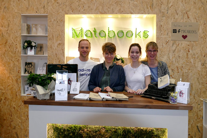 Matabooks Messestand mit Kay, Sophie, Sophie, Uta