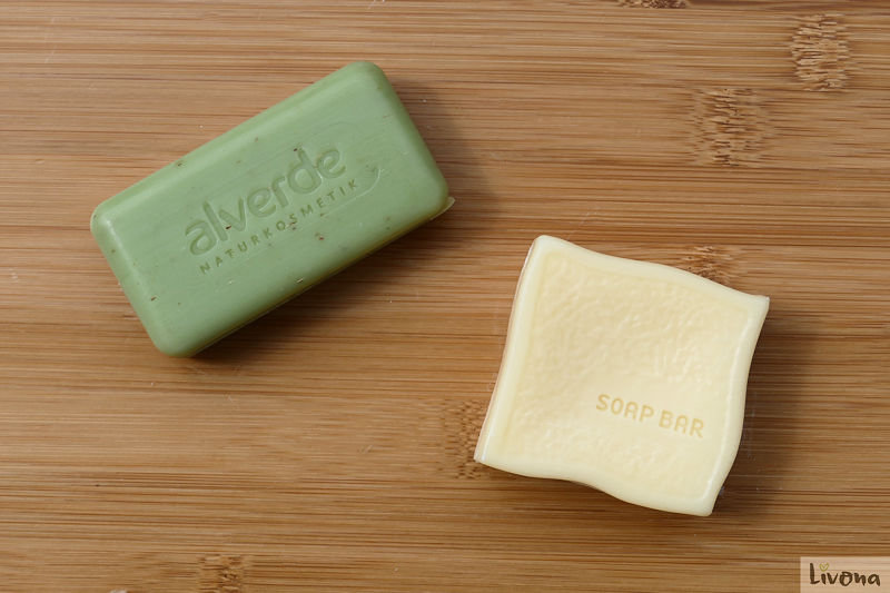 ein Stück grüne alverde und ein Stück Speick Naturseife in creme unverpackt