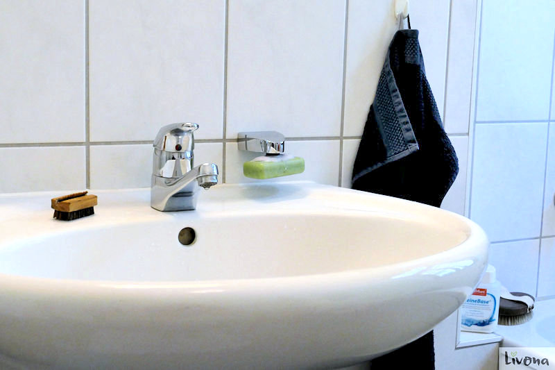 Waschbecken mit magnetischem Seifenhalter und Handbürste