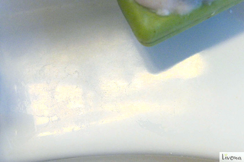 Waschbeckenablage mit Seifenablagerungen