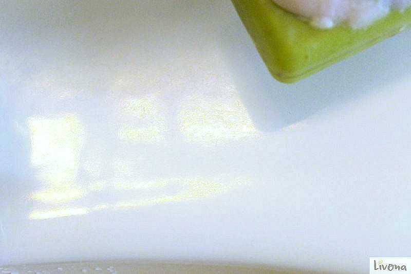 Waschbeckenablage nach Reinigung mit Rasierklinge