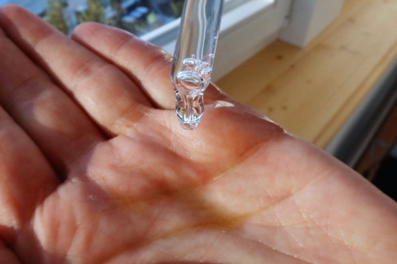 Five Gesichtsserum mit Pipette in Hand tropfen